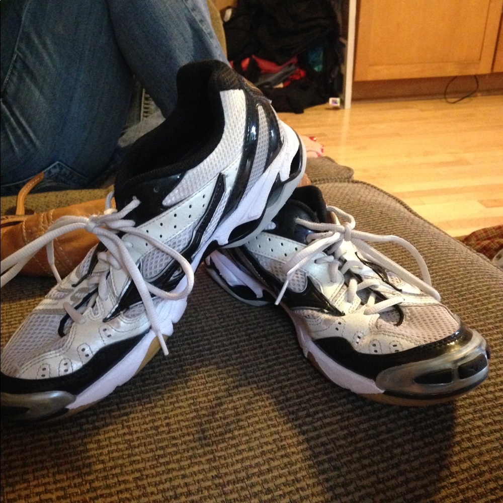 Mizuno volleyball shoes